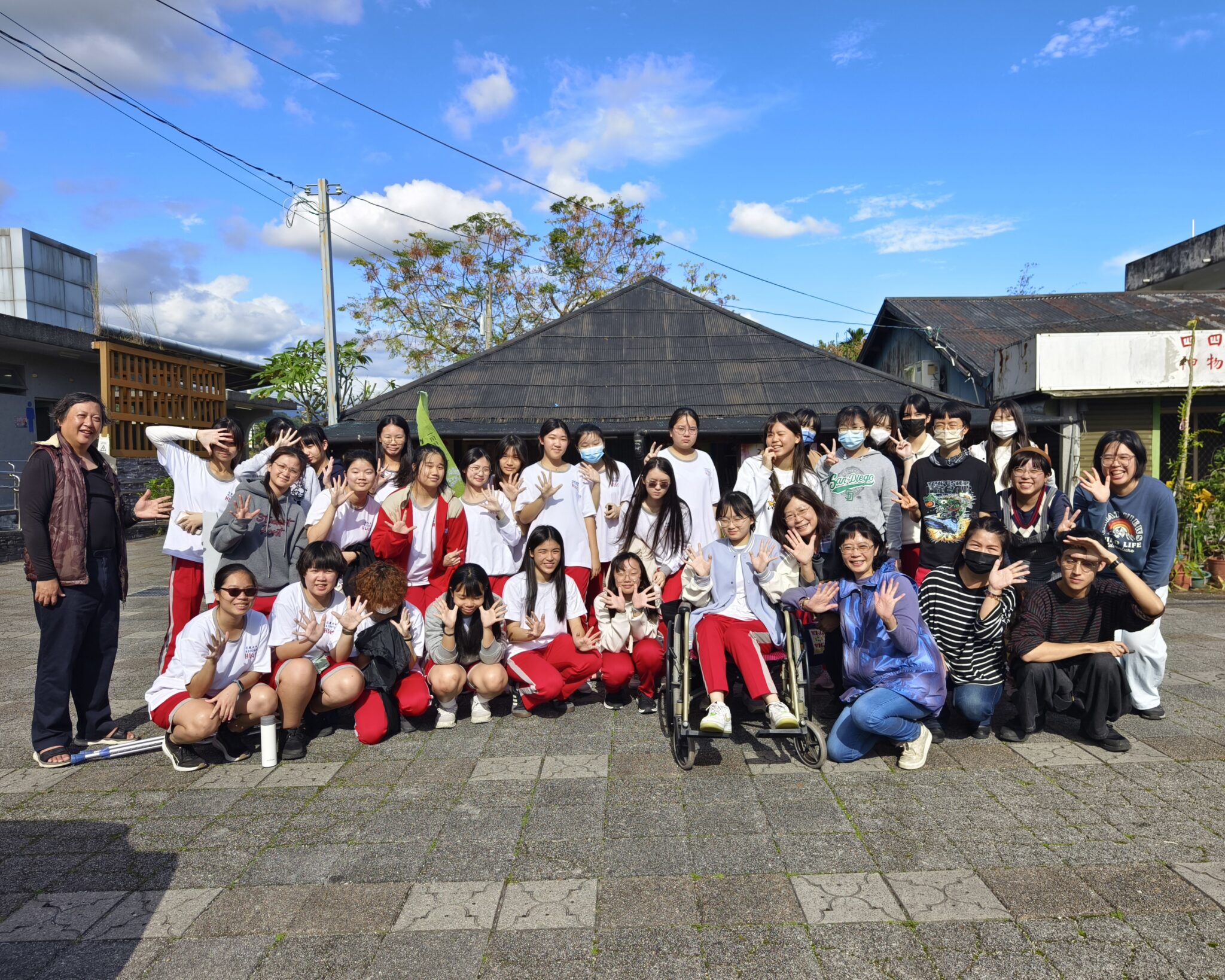 「愛的循環・逆風同行-五味屋元旦特賣會」-邀請受災鄉親散心尋寶免費-由花女學生服務學習完成準備工作