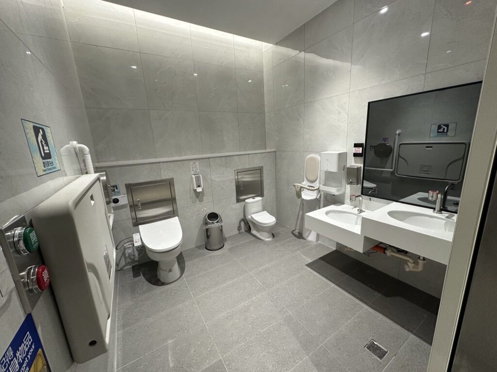 智慧感測＋免治馬桶　淡水站站後公園廁所全新啟用