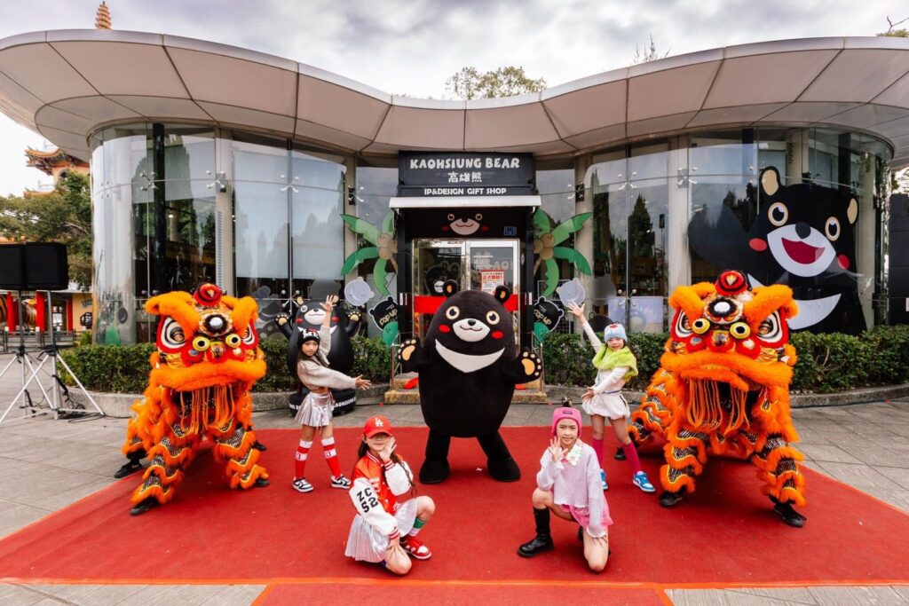 高雄熊主題商店蓮池潭熱鬧開幕　-ip萌經濟大爆發　高雄熊yt同步登場　全球首播主題曲mv