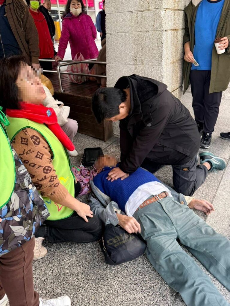 與死神搶命！基隆休假消防小隊長街頭cpr救回百歲翁