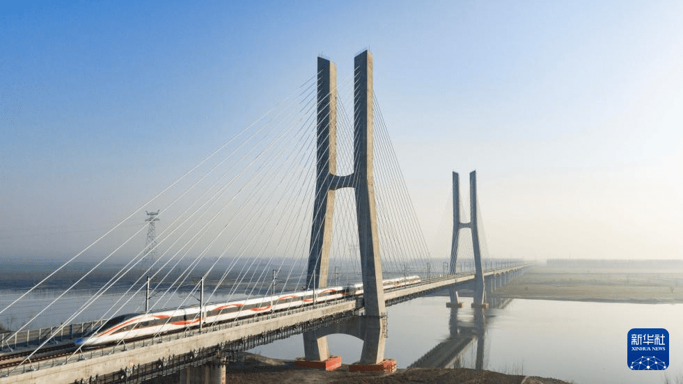 一邊協商26年、一邊建成5萬公里　「速度」揭穿了制度真相