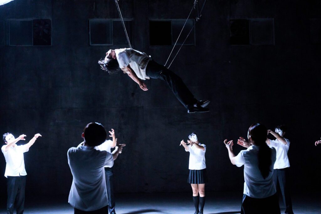 生命樹挑戰人性黑白定義-是害群之馬還是代罪羔羊