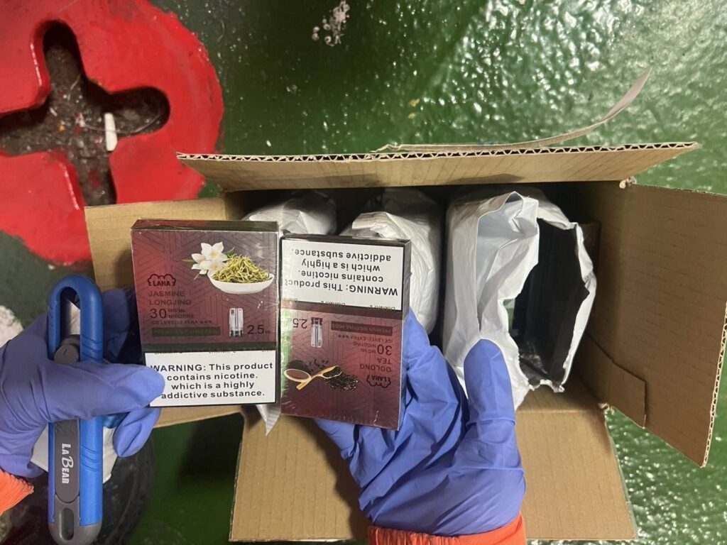 汪汪隊立大功 海巡偵搜犬「huston」嗅出郵包電子煙彈