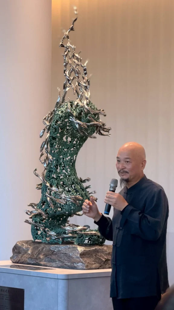 「美麗傳說-從港出發-–-許文融大師　於高雄港旅運中心揭幕雕塑《美麗傳說》　現場揮毫引領國風之美」
