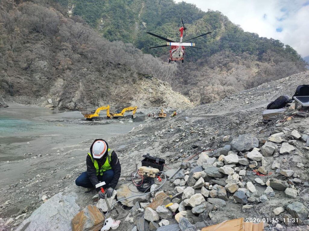 馬太鞍溪堰塞湖持續降挖作業-水位計成功回收新型監測設備