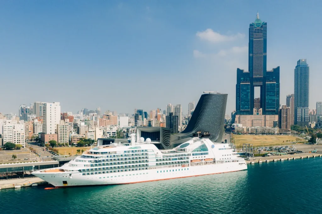 2026高雄港迎接今年首艘首航郵輪 由三井海洋郵輪富士號率先登場