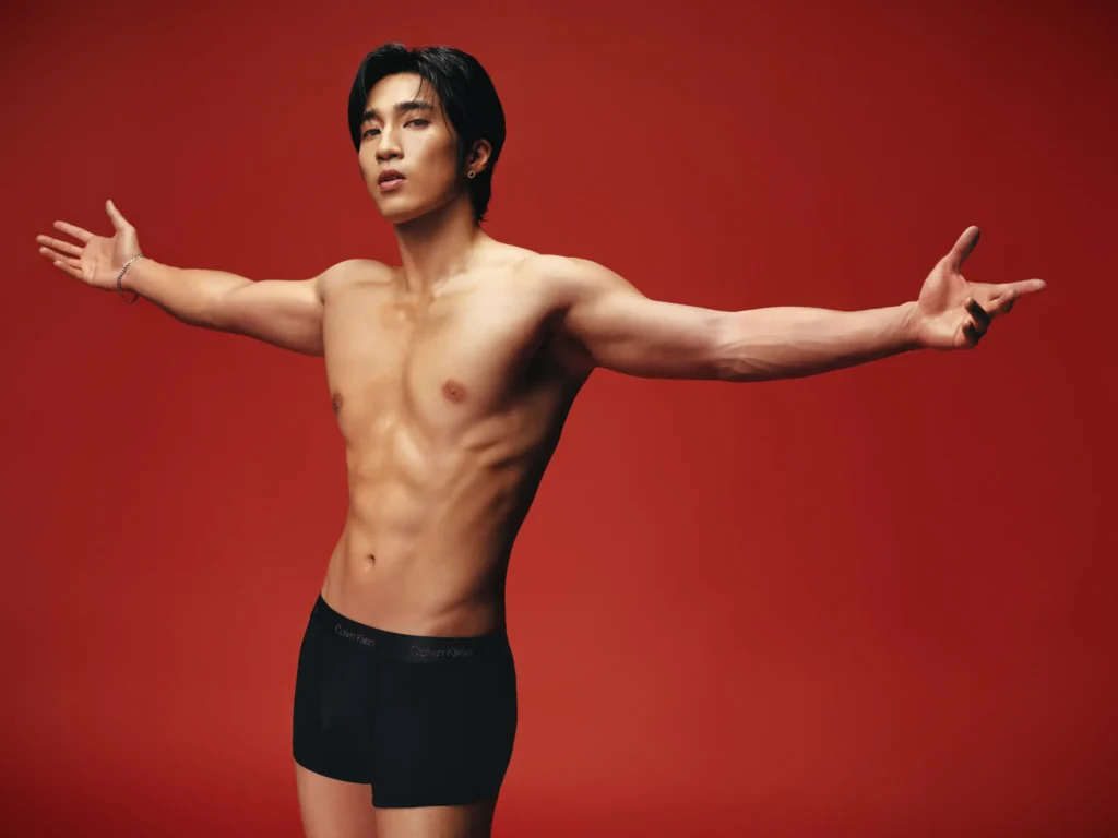 婁峻碩開春「紅」運當頭-裸身躍馬展現性感體魄