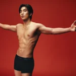 婁峻碩開春「紅」運當頭-裸身躍馬展現性感體魄