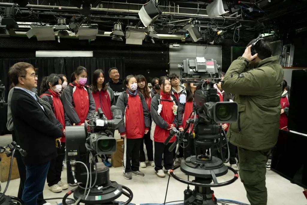 基隆南榮國中推動實驗教育　邱佩琳帶隊參訪電視購物台見學