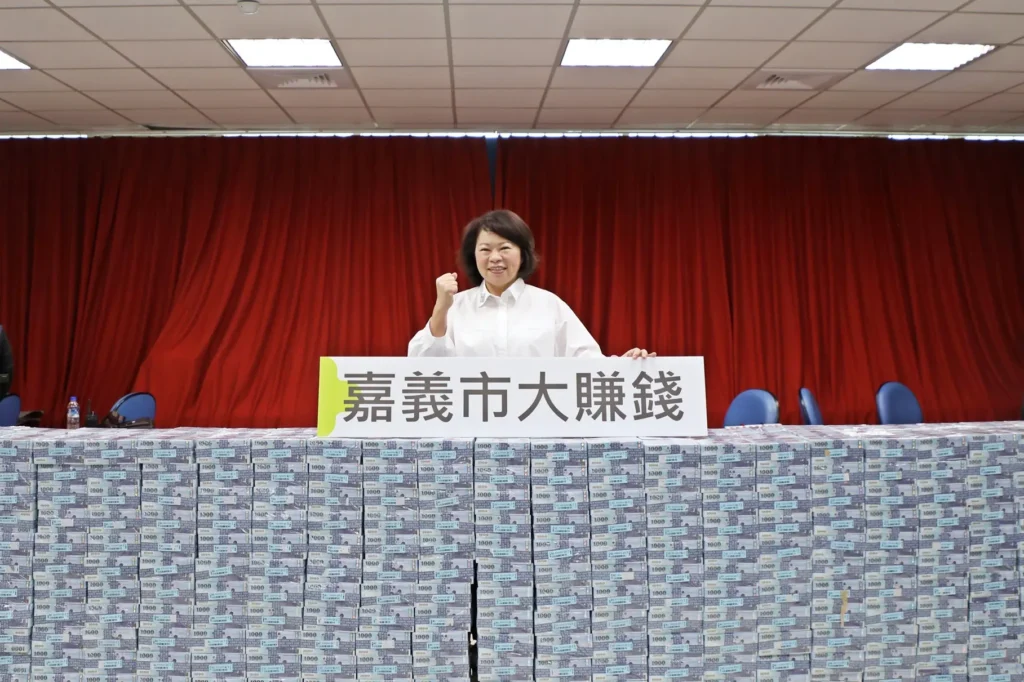 15.8億到位！嘉義市長親點鈔　普發6千、長輩7千元明起領取