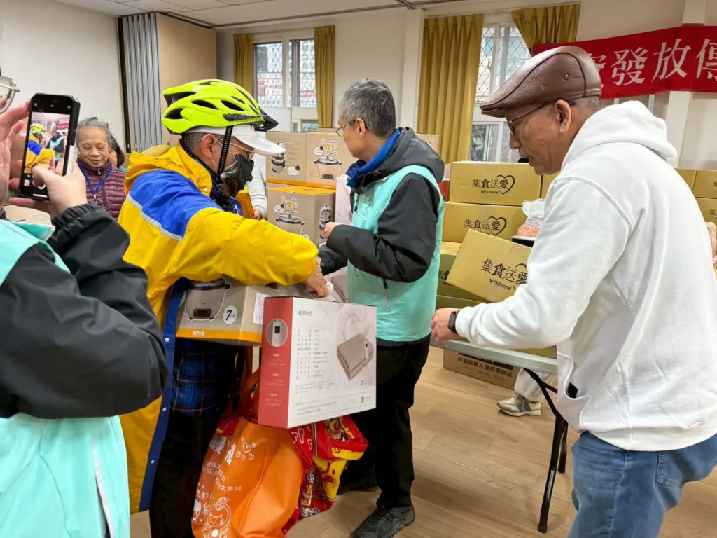 npo-channel公益平台「集食送愛」 到北海岸致贈弱勢家庭電鍋及年菜