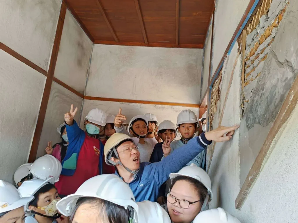 莿桐饒平國小舊宿舍修復再利用工程工地展教育推廣-翻轉學習想像　小學生走進歷史建築工地了解未來活化再利用