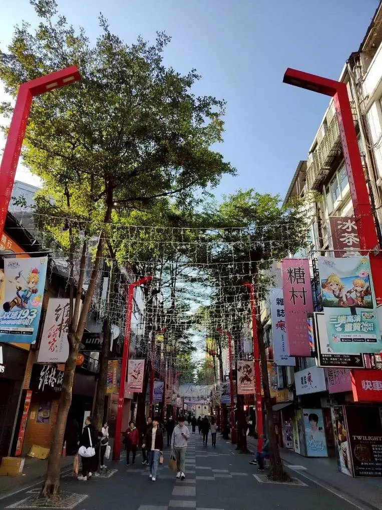 走進年節西門町　徒步區林蔭成最美背景