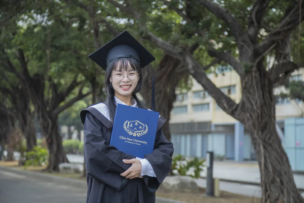 甲子嘉藥育才有成-職安系史素娟提前畢業接軌職場