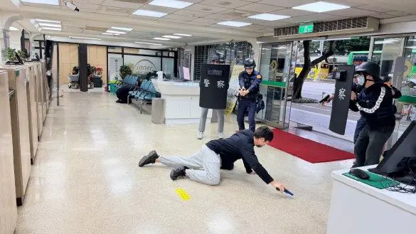 銀行搶案真實上演　北市警大同分局展現危機處理全程演練