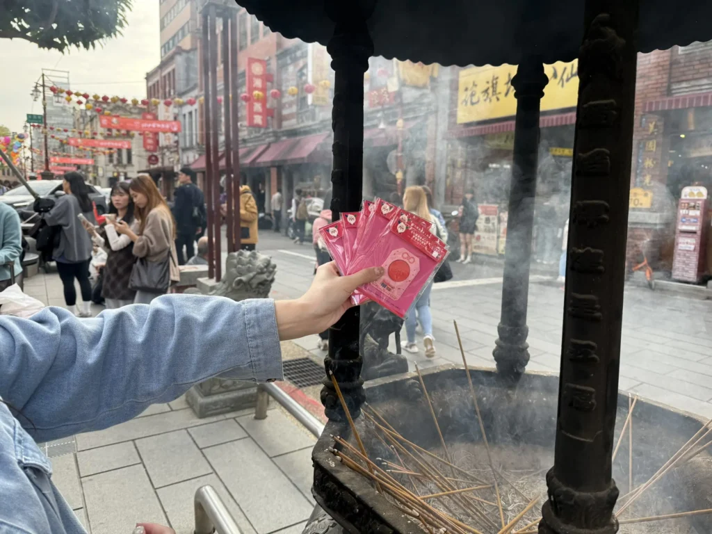 脫單神器！北捷攜手霞海城隍廟　推「月老御守套票」120元助攻姻緣