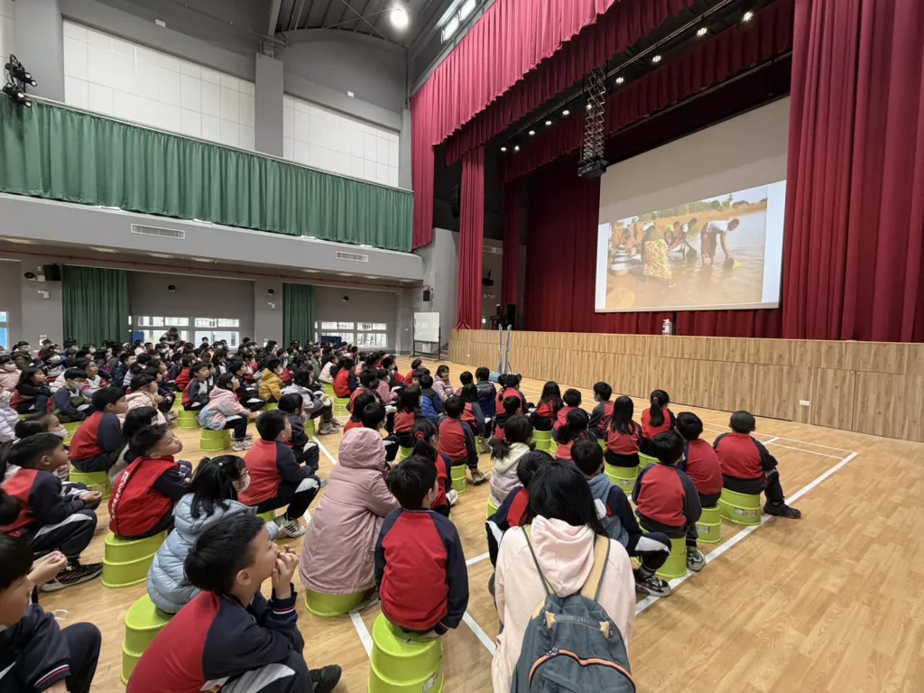 熱鬧破表! 愛水ㄅㄨㄅㄨ車駛入校園-千名學生跟著故事學愛水