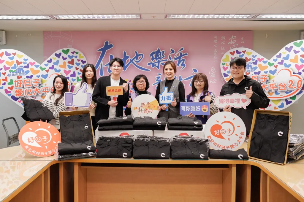 鍇睿國際攜手新北電競總會捐1,850件外套 全黑連帽防風既帥氣 守護老少更溫暖