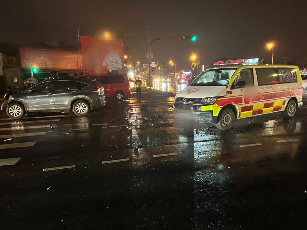 冬山鄉休旅車未禮讓救護車2車相撞 5人受傷