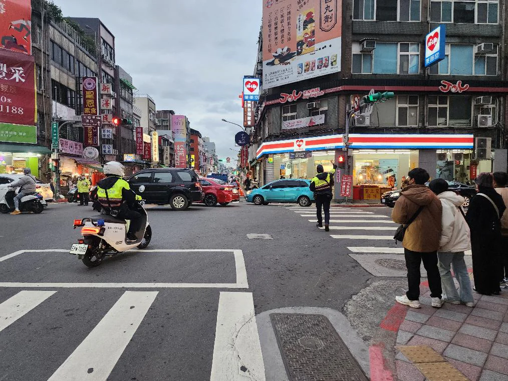 年貨大街週末開跑　大同警啟動「交通快打」守護迪化商圈採買熱潮