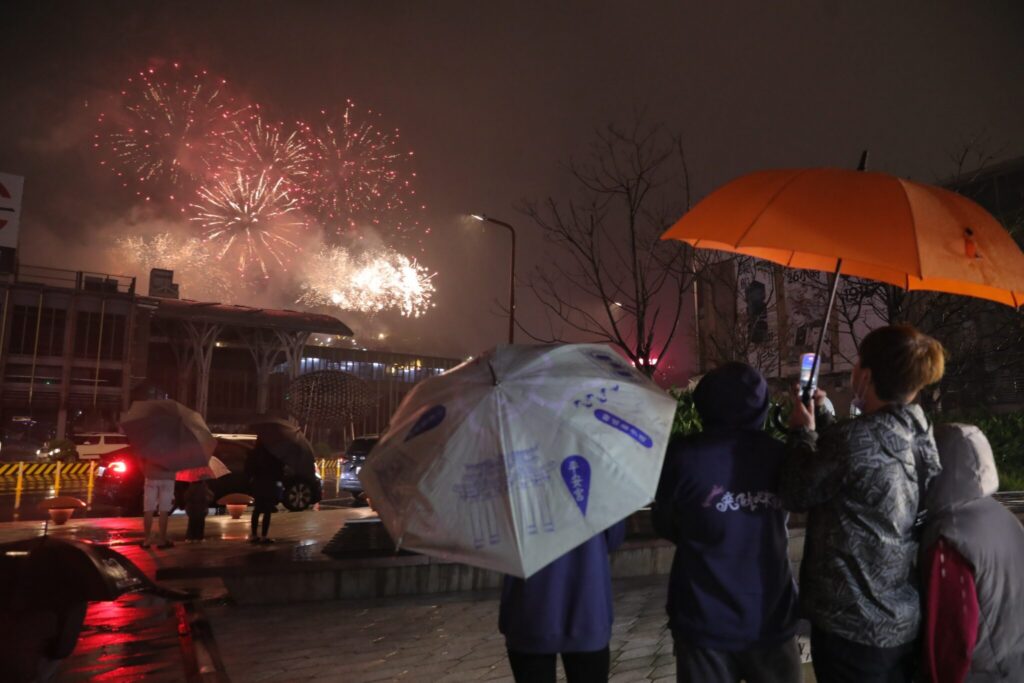 虎仔山煙火璀璨點亮港灣　船鳴、市集交織基隆最美跨年夜