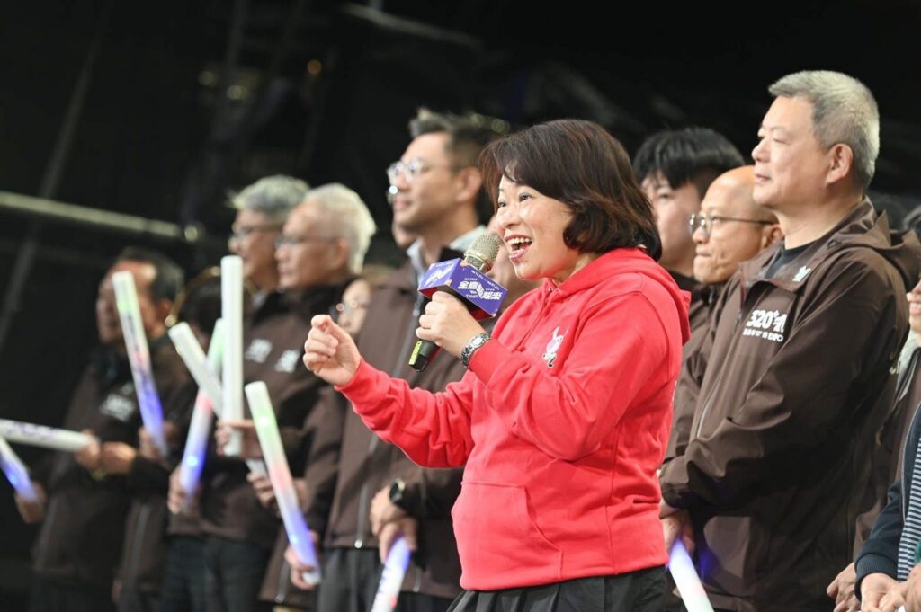 嘉義跨年晚會吸引25萬人潮 黃敏惠與市民齊迎2026