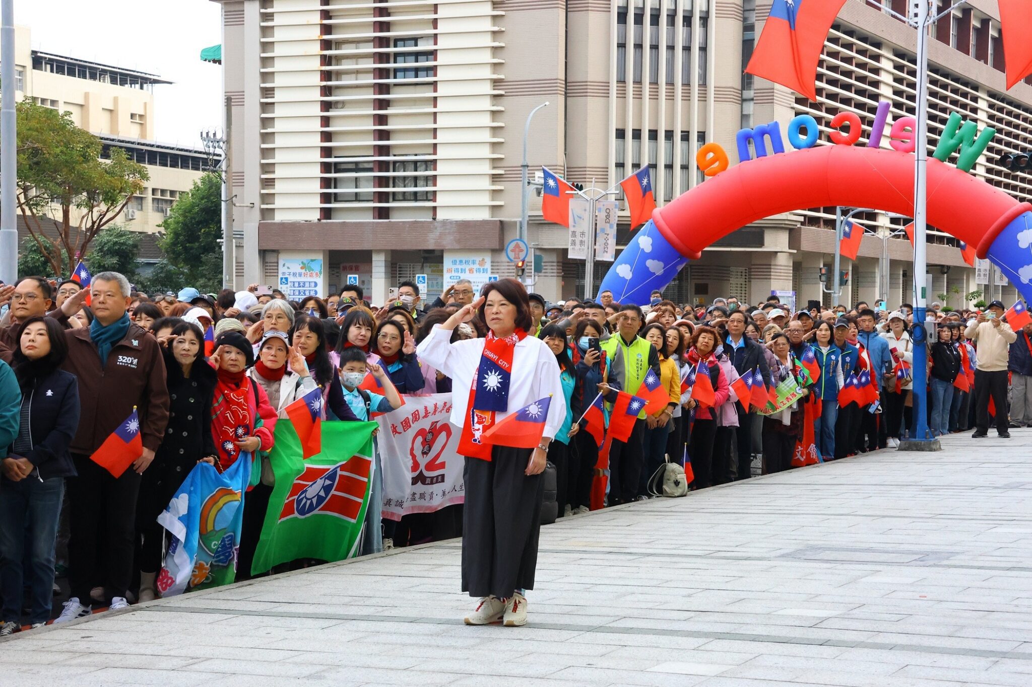 黃敏惠領軍迎新年　嘉義市元旦升旗健行齊迎2026