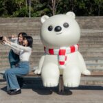 湖畔萌熊報到！蘭潭姊妹亭「大白熊」成嘉義最新拍卡熱點