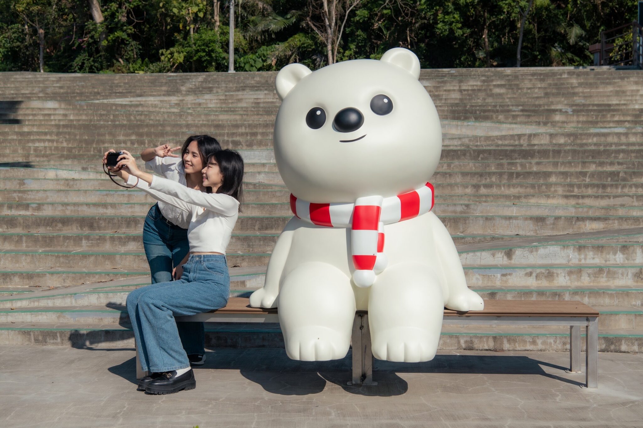 湖畔萌熊報到！蘭潭姊妹亭「大白熊」成嘉義最新拍卡熱點