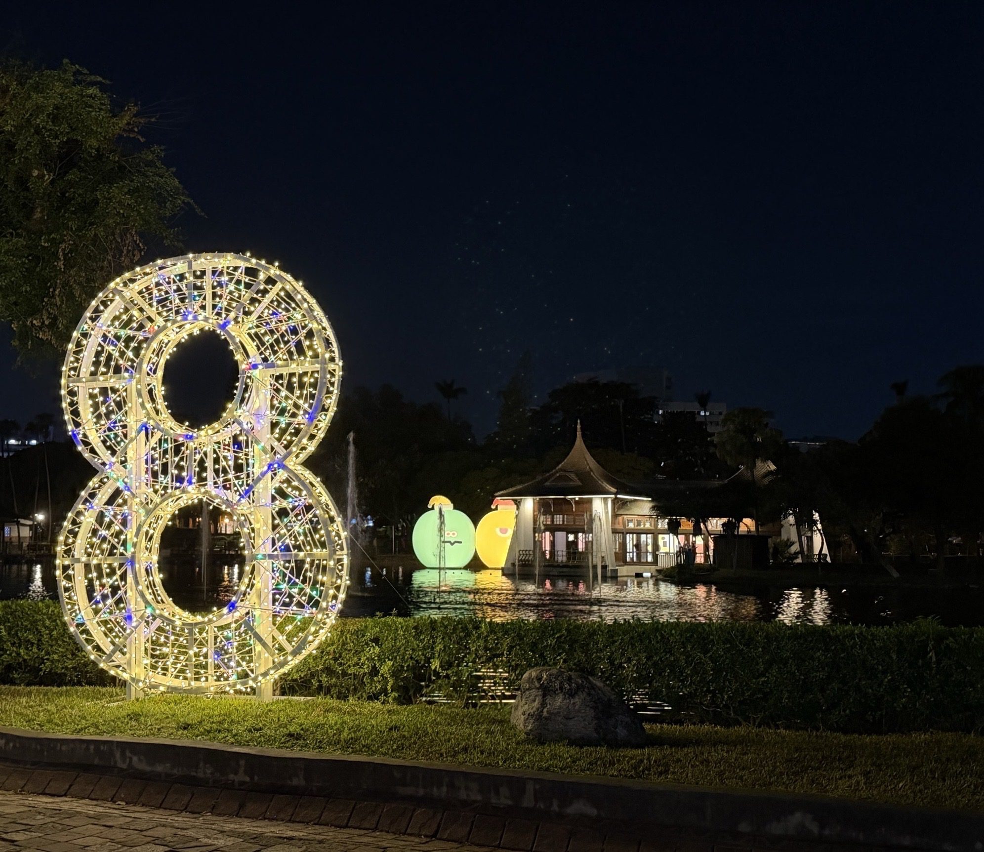 「8」字燈飾閃耀夜空！　中市建設局點亮五大公園迎接2026全城開趴