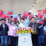 88位城市英雄護旗！台中元旦升旗「全國最大國旗」登場　盧市長：任期最後一年全力以赴-持續建設台中、照顧市民