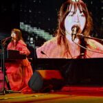 2025轉6-新北八里跨年晚會在寒冷飄雨中登場-民眾雨衣-雨傘依舊湧入八里河畔