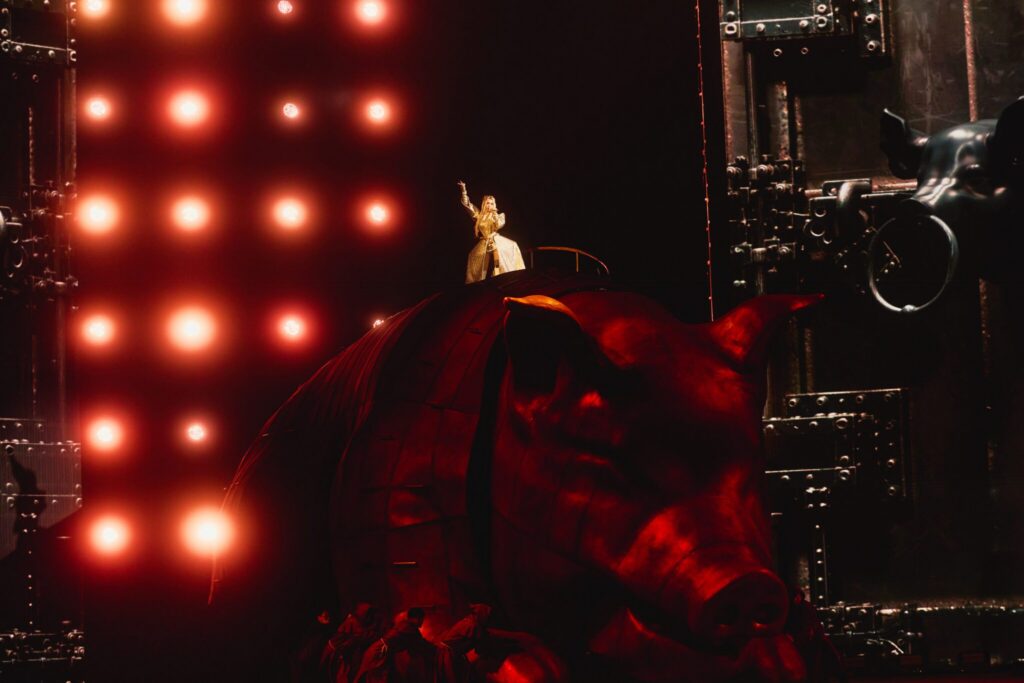 jolin-蔡依林2026-元旦豪氣開撒「愉悅紙鈔」討新年好彩頭-身騎「貪婪金豬」演繹人性各類慾望燃炸大巨蛋