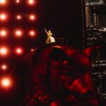 jolin-蔡依林2026-元旦豪氣開撒「愉悅紙鈔」討新年好彩頭-身騎「貪婪金豬」演繹人性各類慾望燃炸大巨蛋