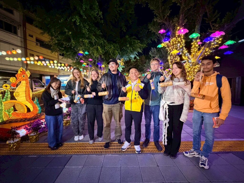 竹藝文化接軌國際 交換學生走訪竹山竹藝燈會