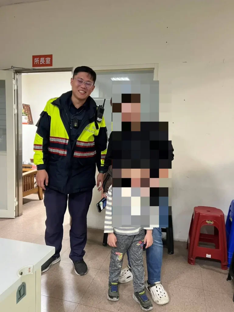 鹿港暖警協助走失兒童與家人團聚