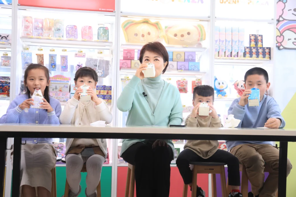 超前部署！中市府將啟「台中有鈣讚計畫」-　盧市長視察超商兌領機制-確保學童安心喝鮮奶