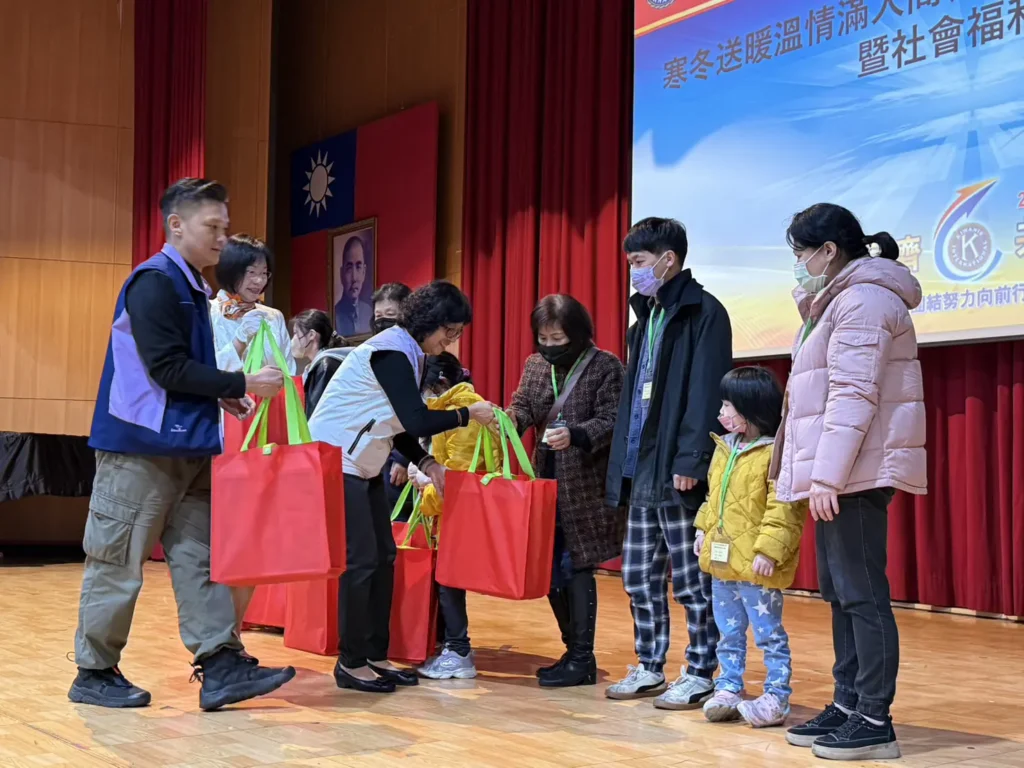 春節前送暖 新北無類國際同濟會捐250份紅包物資
