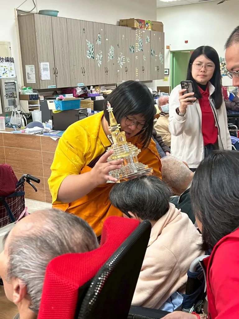 黑面媽祖走進長照現場-「寶光宮」從法壇走到阿公、阿嬤身邊的慈悲實踐