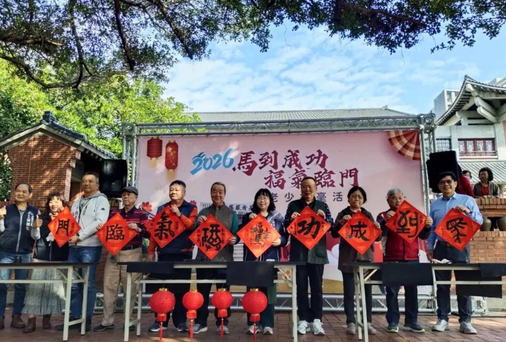 揮毫傳溫情　台中市長青中心邀老少同樂迎新春