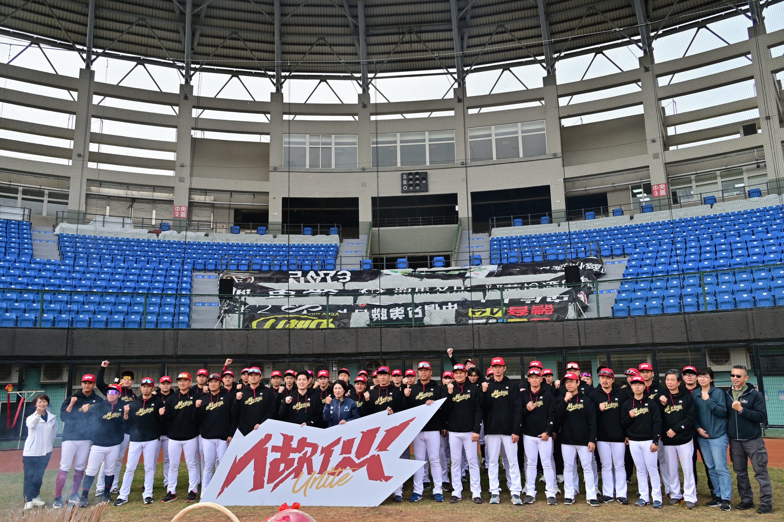 樂天桃猿台東春訓開訓　饒慶鈴贈紅包祝連霸成功