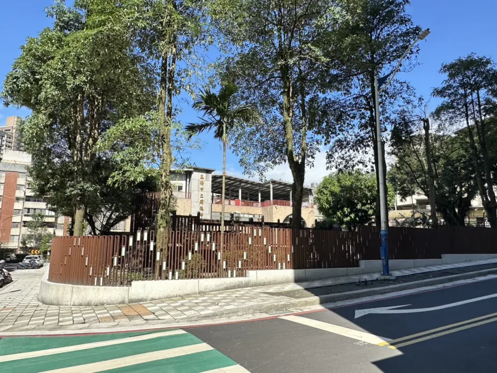 建德幼兒園立校45年大變身　基市府跨局處翻新圍牆護學童