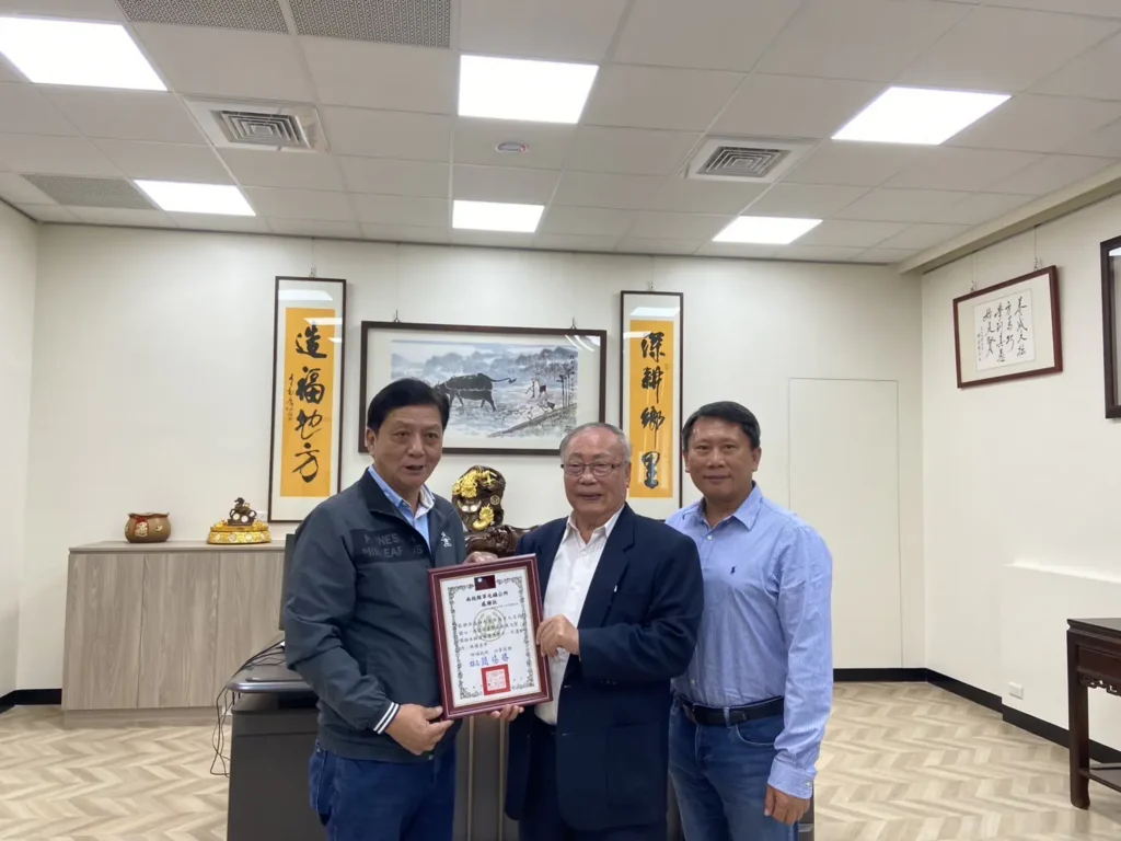 前縣議員洪盛雄捐贈善款予草屯鎮公所作為清寒優秀學生獎助學金-鎮長頒發感謝狀