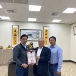 前縣議員洪盛雄捐贈善款予草屯鎮公所作為清寒優秀學生獎助學金-鎮長頒發感謝狀