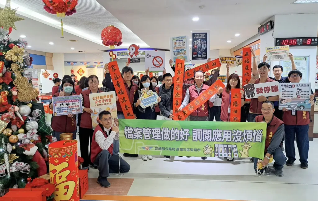 駿馬奔春送祝福　高雄市區監理所多元宣導監理政策　與交通安全措施