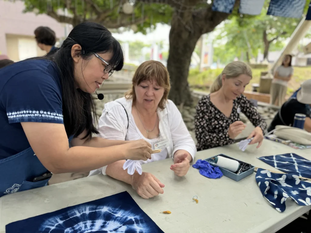 葫蘆墩文化志工「推波助染」　-藍染工藝表現台中城市美學