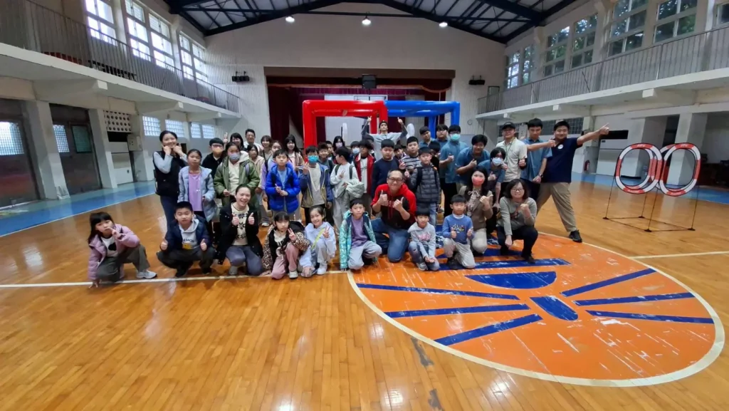 足球飛上天！正濱國中冬令營掀科技運動潮　無人機穿梭射門引熱血歡呼