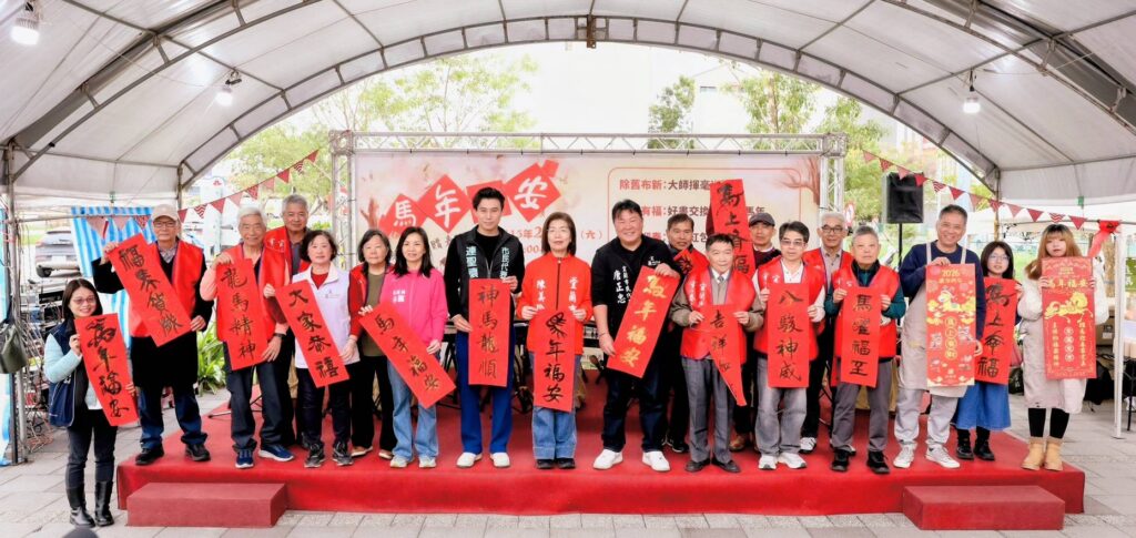 揮毫贈春聯　宜蘭市超人氣、頭城鎮送紀念紅包、五結鄉備暖心湯品