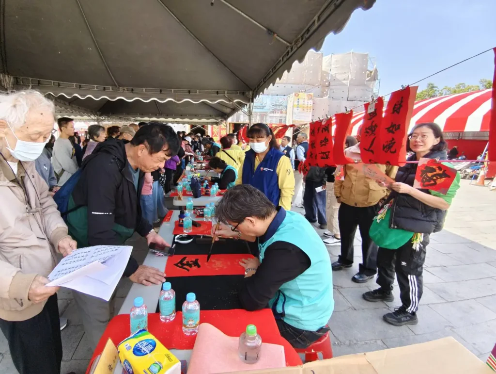 安平開台天后宮7日「旺馬奔騰-躍馬展藝」迎春送春聯、賞茶會活動-吸引近千人前往