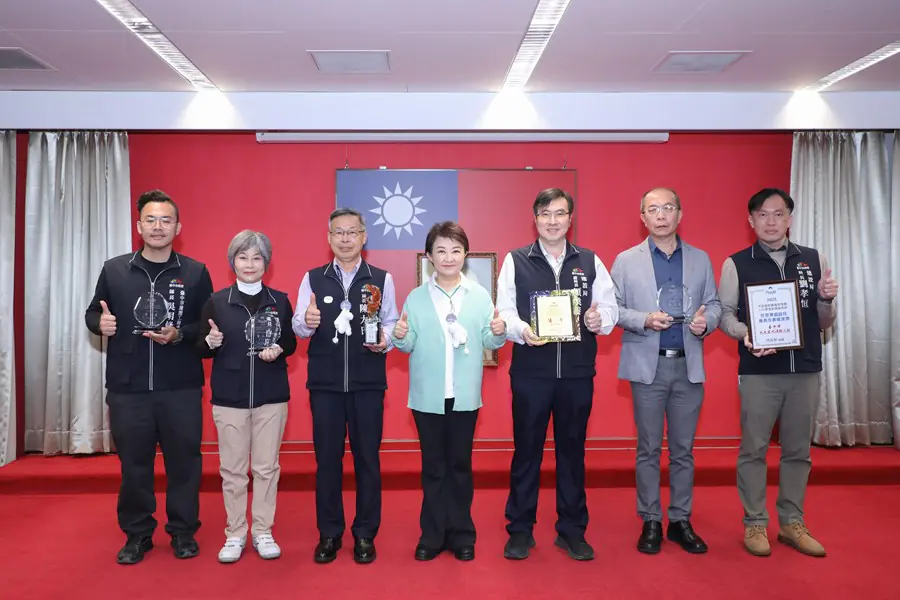 台中人本建設奪雙料「優等」！　榮獲中央無障礙評鑑8大獎-建設局市政會議獻獎共享榮耀